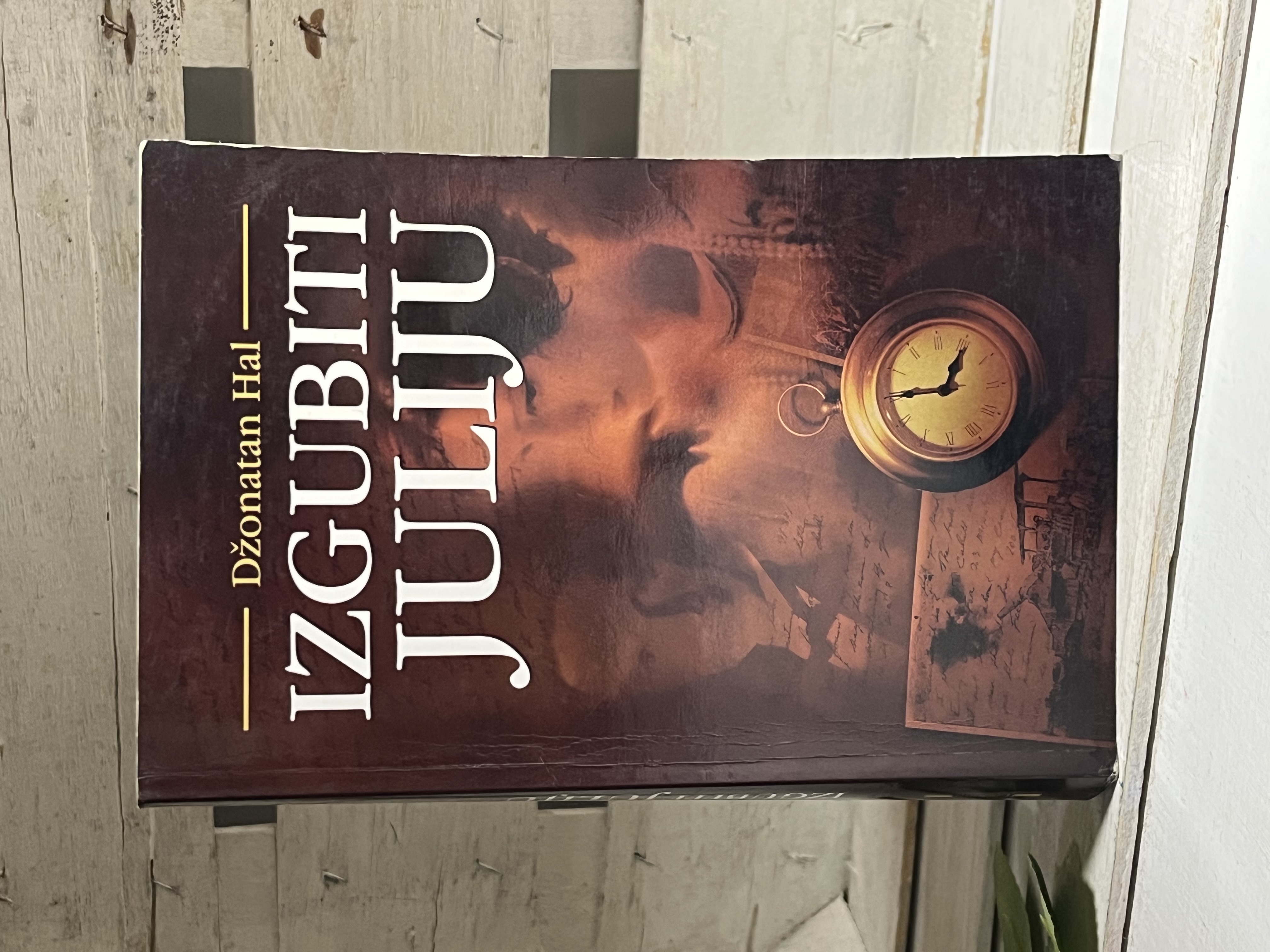 Izgubiti Juliju Džonatan Hal — Džonatan Hal