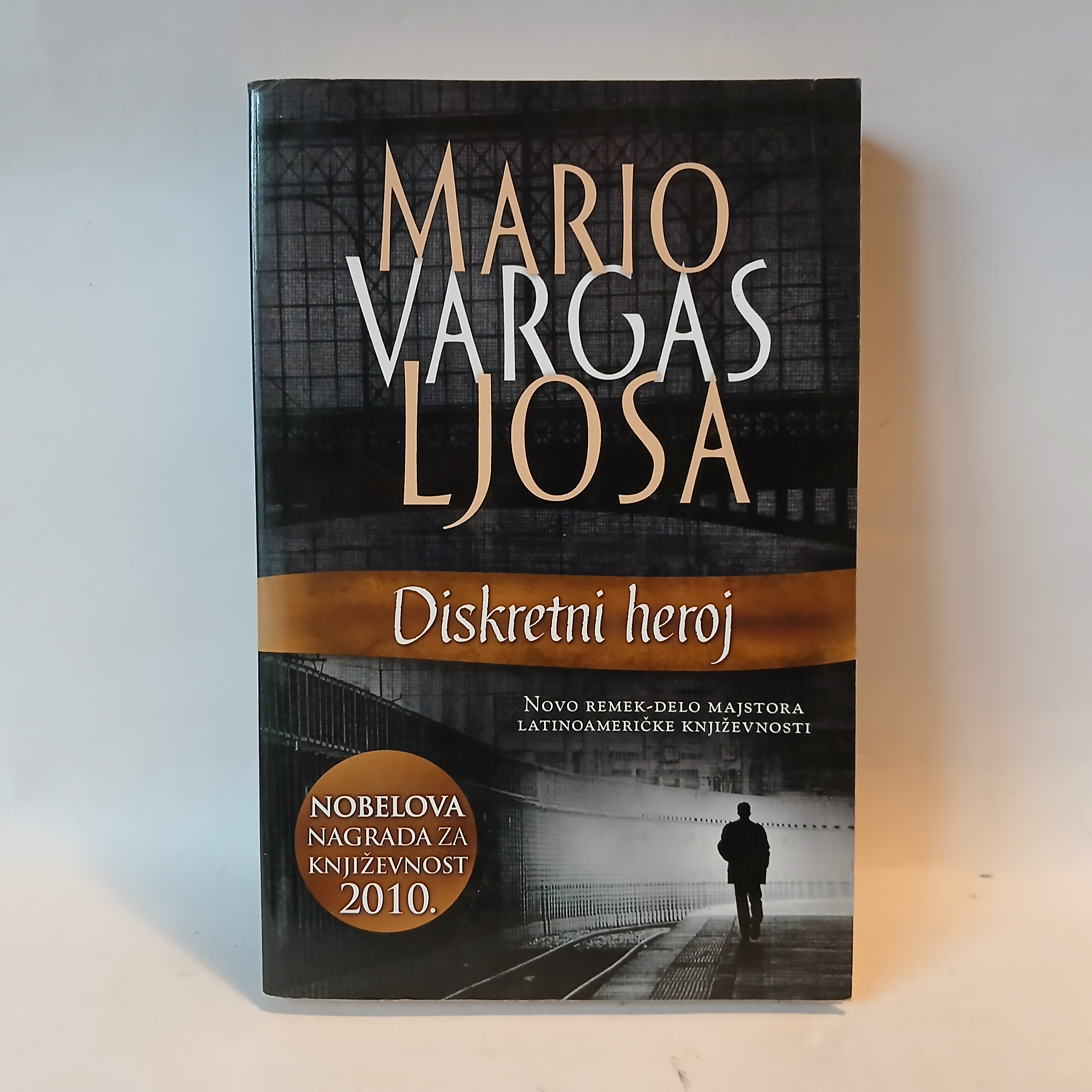 MARIO VARGAS LJOSA - DISKRETNI HEROJ — MARIO VARGAS LJOSA, polovna knjiga