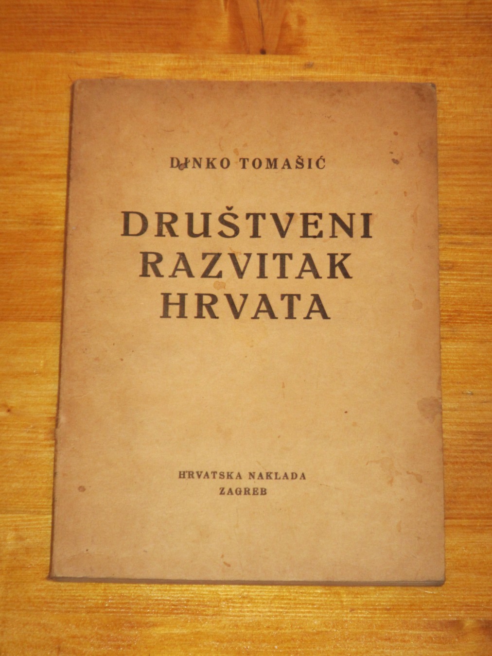 DRUŠTVENI RAZVITAK HRVATA (Hrvatska naklada, 1937) — Dinko Tomašić
