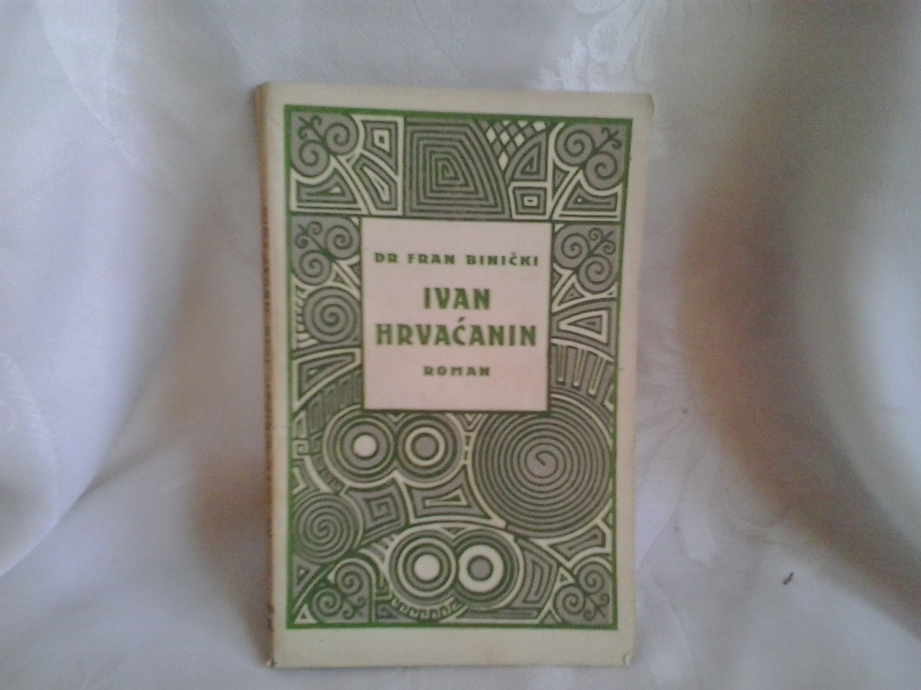 IVAN HRVAĆANIN — roman (Društvo sv. Jeronima, 1926), secesijska korica — Dr Fran Binički
