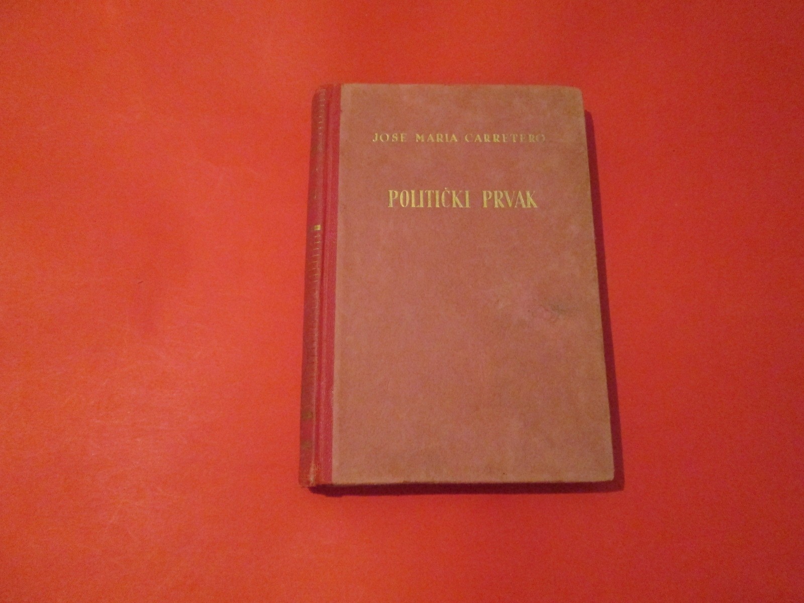 POLITIČKI PRVAK — roman, u crvenom platnu sa zlatotiskom (Zagreb, 1942) — drugi primerak — José María Carretero, antikvarna knjiga