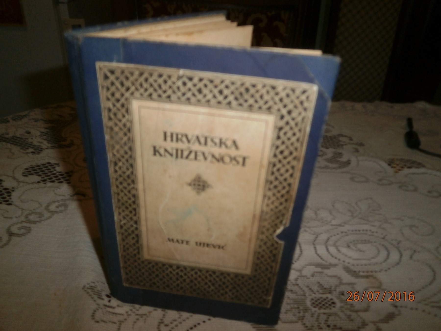 HRVATSKA KNJIŽEVNOST — pregled hrvatskih pisaca i knjiga, sa slikama (Jeronimska knjižnica 364) — Mate Ujević, antikvarna knjiga