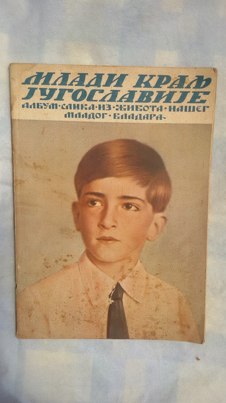 MLADI KRALJ JUGOSLAVIJE — album slika iz života mladog kralja Petra II u krugu kraljevske porodice (Foto Cinko Rus, Beograd 1935) — Uredio Vojin M. Đorđević, antikvarna knjiga