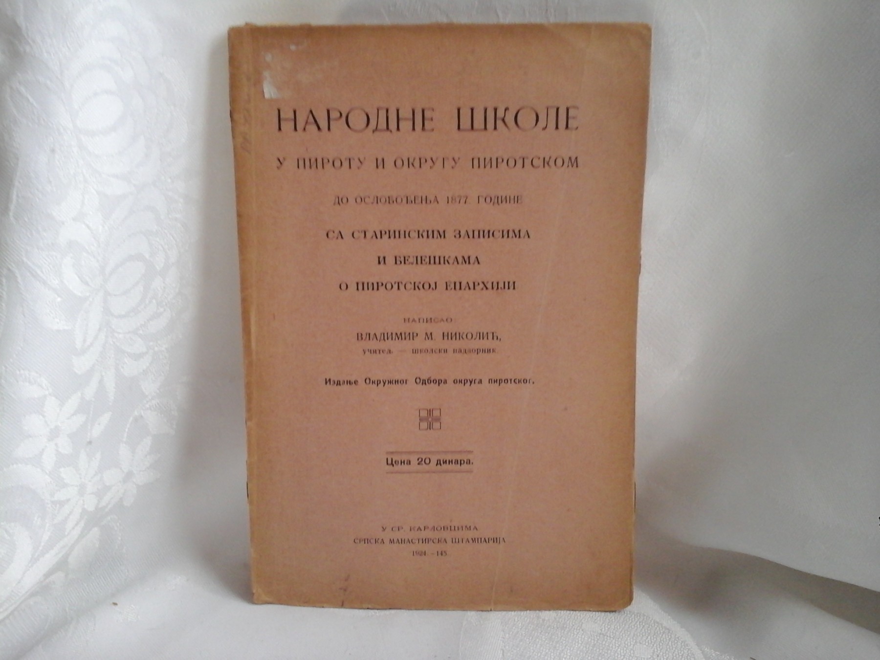 NARODNE ŠKOLE U PIROTU I OKRUGU PIROTSKOM DO OSLOBOĐENJA 1877. GODINE — sa starinskim zapisima i beleškama o pirotskoj eparhiji (Sr. Karlovci, 1924) — Vladimir M. Nikolić, učitelj — školski nadzornik, antikvarna knjiga
