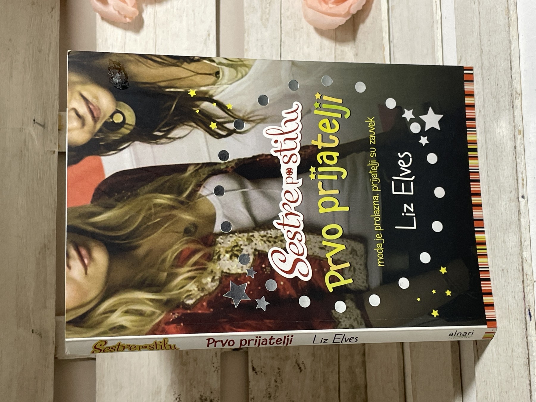 Sestre po stilu: Prvo prijatelji — Liz Elves