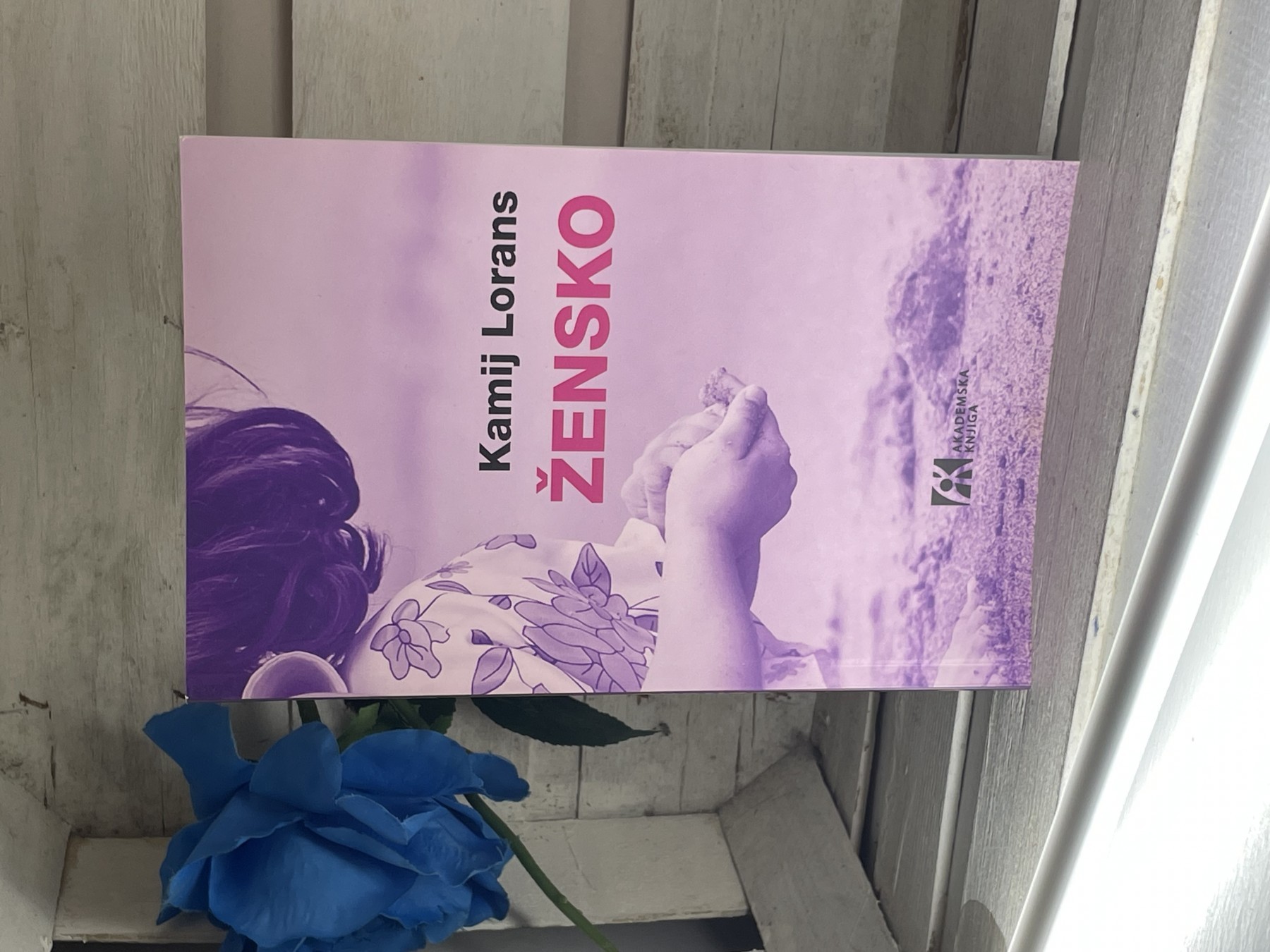 Žensko — Kamij Lorans