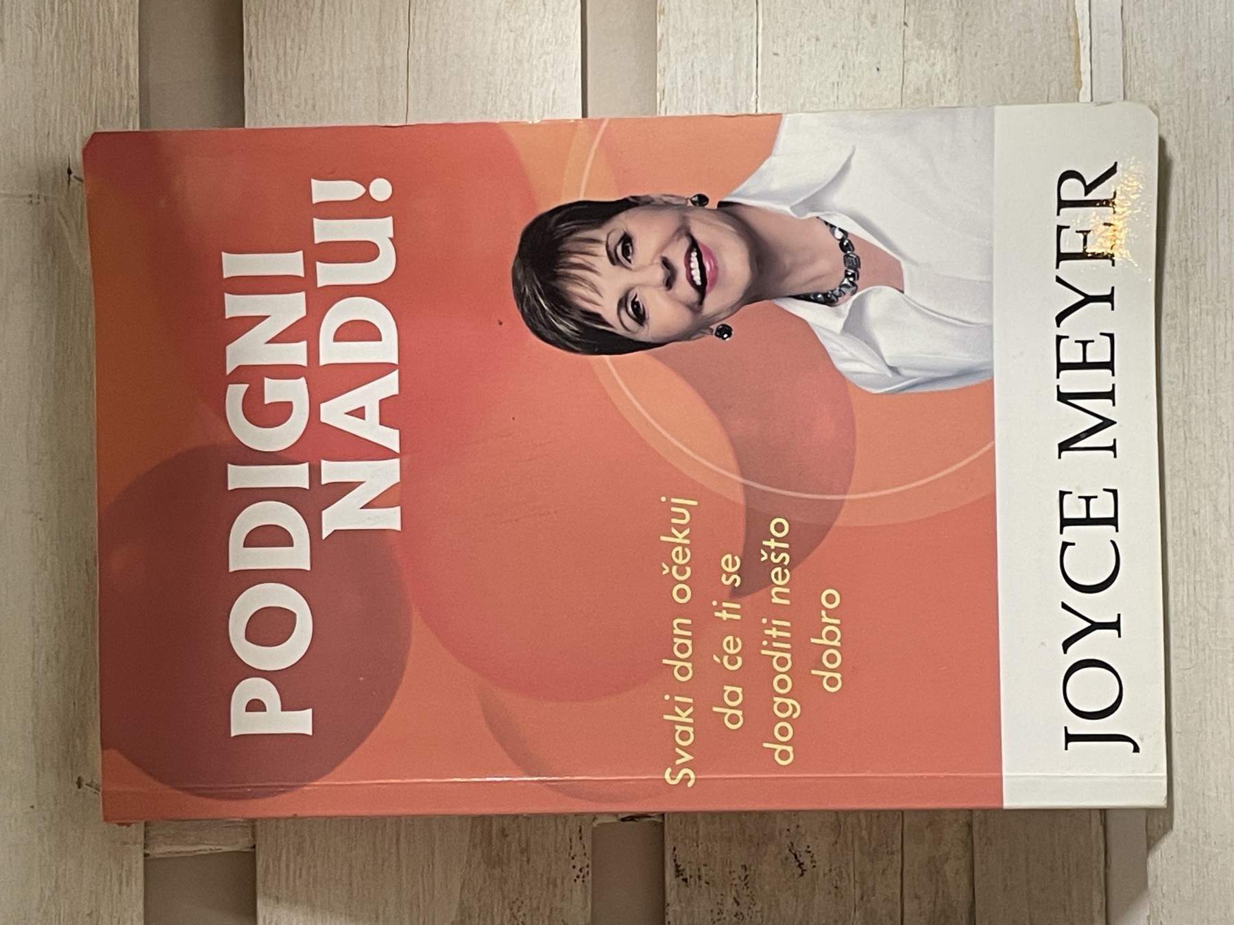 Podigni nadu — Džojs Majer