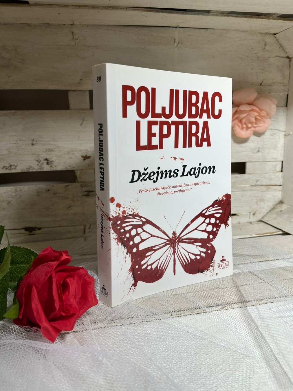 Poljubac leptira — Džejms Lajon