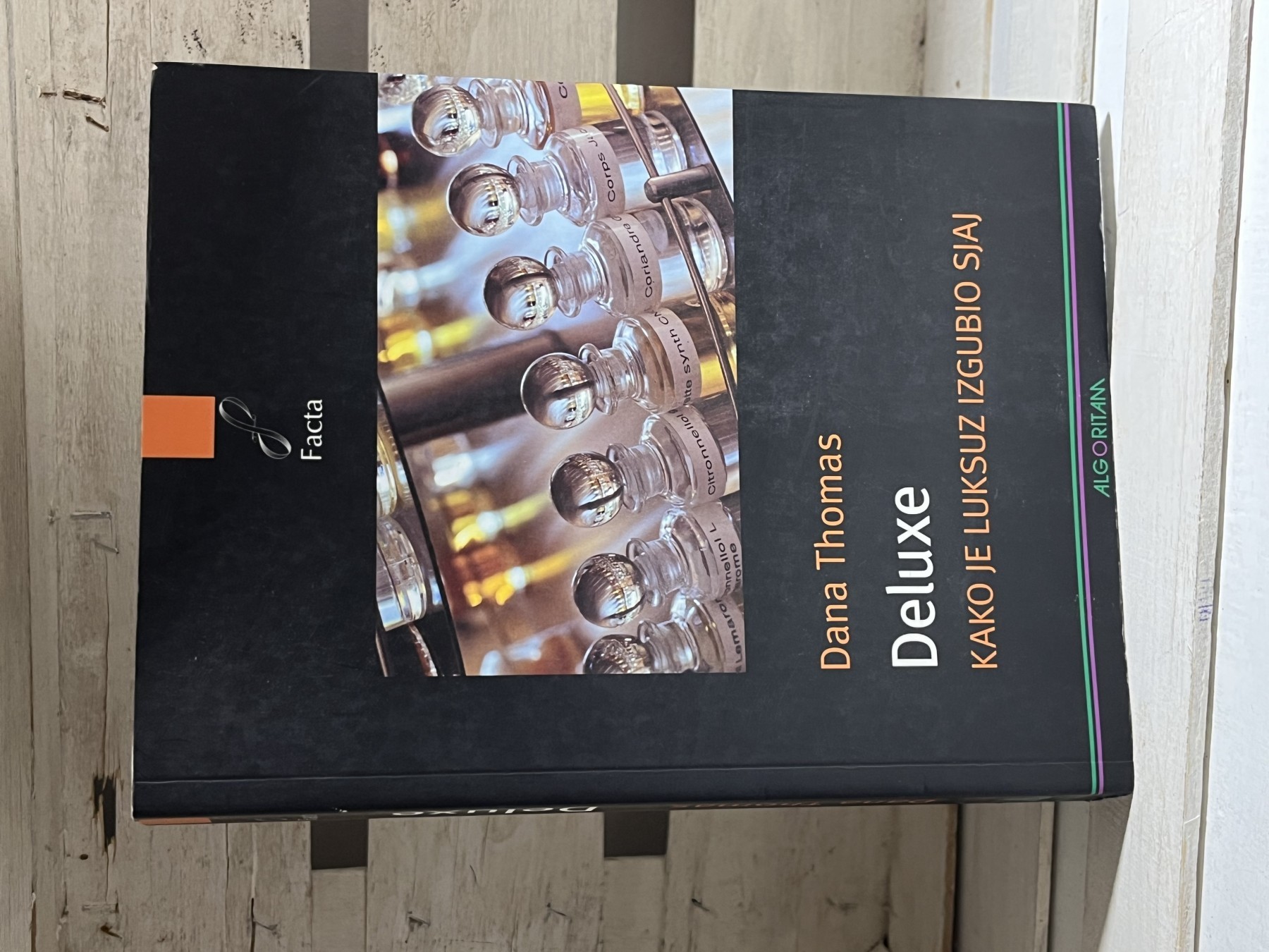 Deluxe — kako je luksuz izgubio sjaj — Dana Tomas