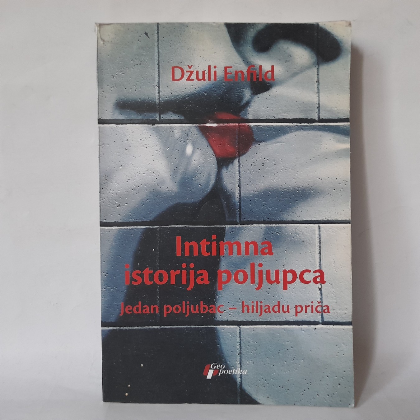 Intimna istorija poljupca — Džuli Enfild