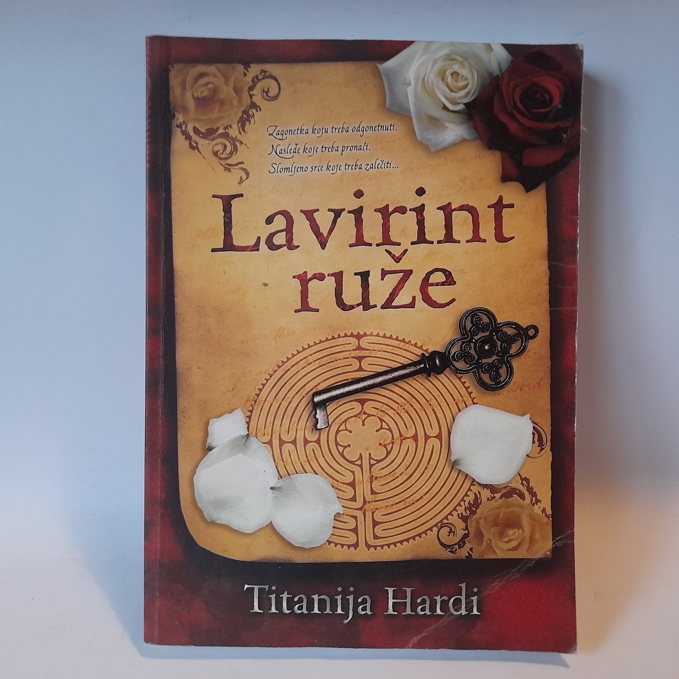Lavirint ruže — Titanija Hardi