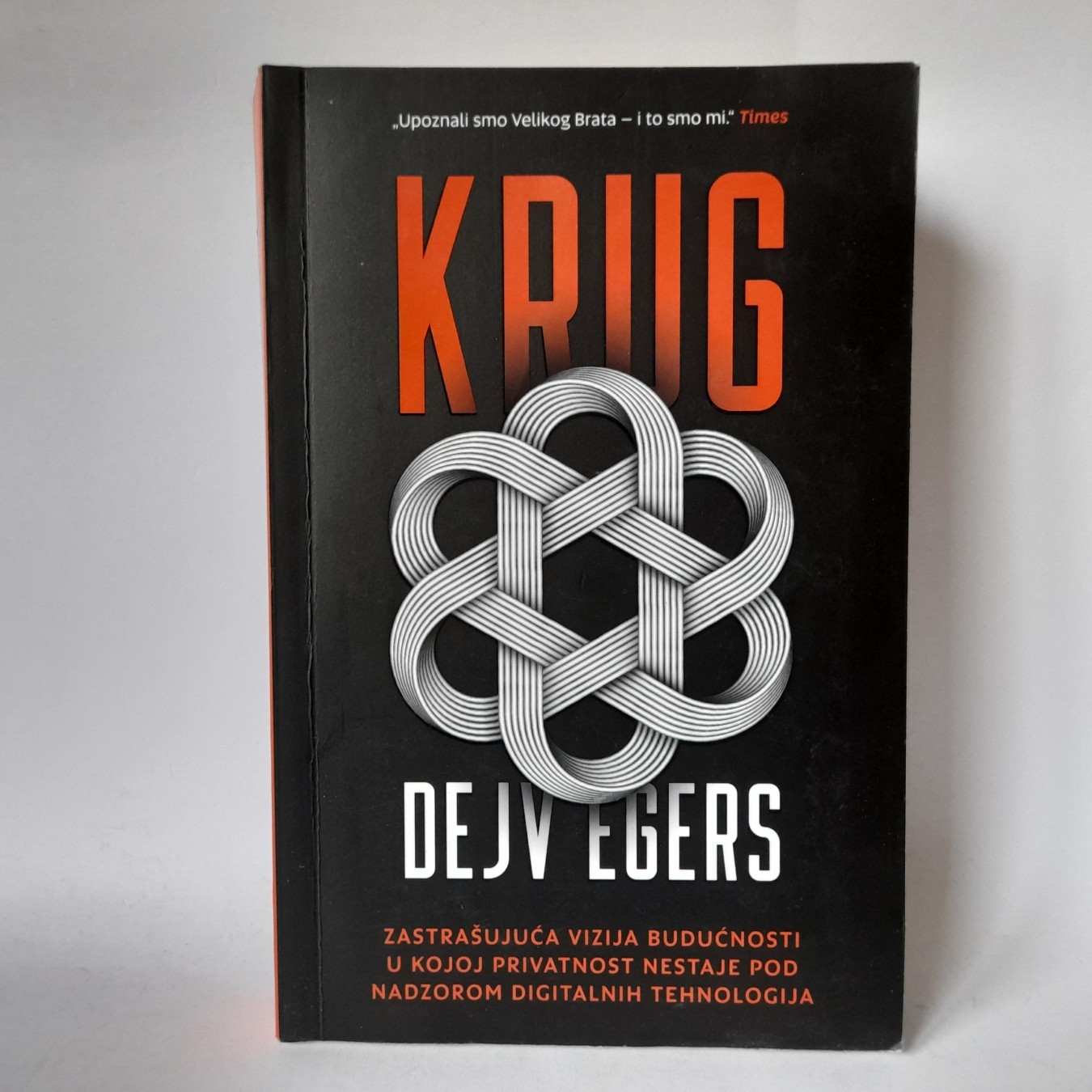 Krug — Dejv Egers