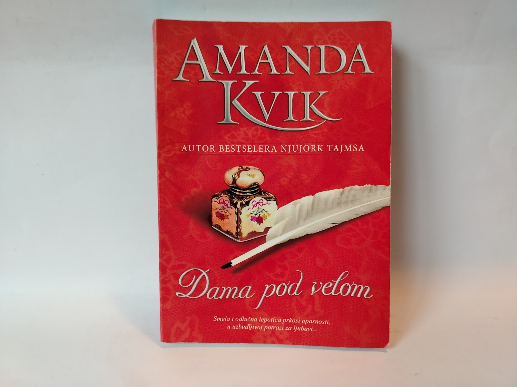 Dama pod velom — Amanda Kvik