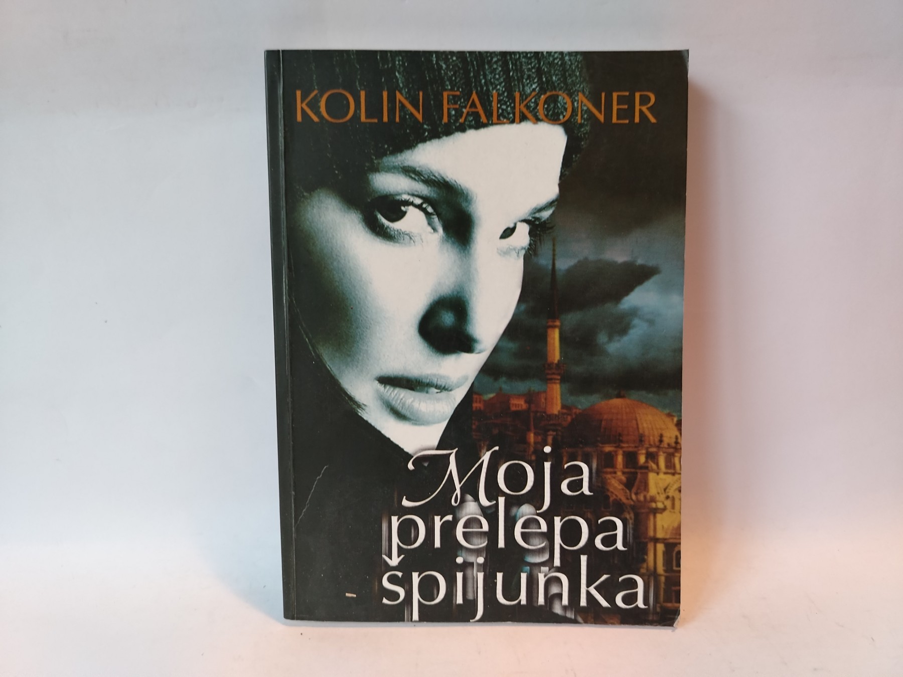 Moja prelepa špijunka — Kolin Falkoner