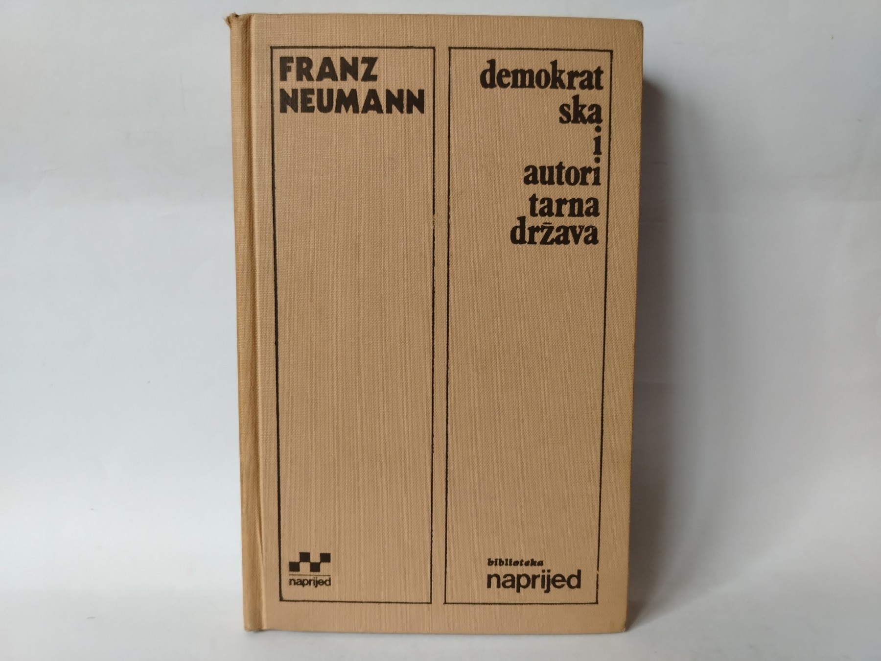 Demokratska i autoritarna država — Franc Nojman