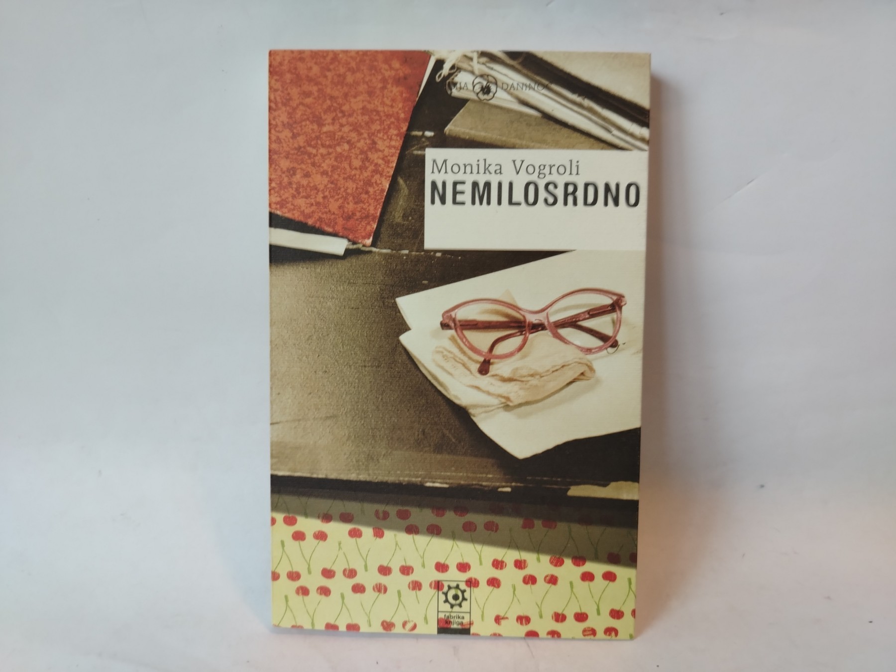Nemilosrdno — Monika Vogroli