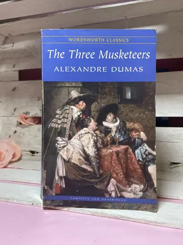 The Three Musketeers — Alexandre Dumas, polovna knjiga