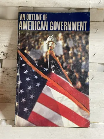An Outline of American Government — Richard C. Schroeder, polovna knjiga