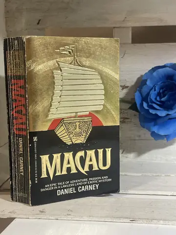 Macau — Daniel Carney, polovna knjiga