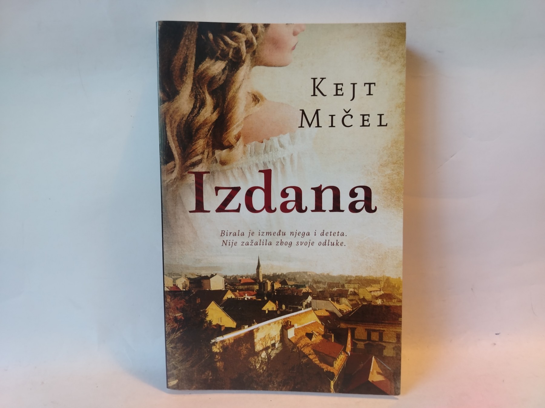 Izdana — Kejt Mičel