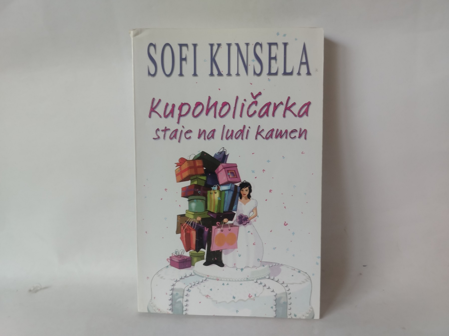 Kupoholičarka staje na ludi kamen — Sofi Kinsela